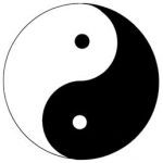 Interpretación de la figura de Yin e Yang: lo blanco significa Yang, lo negro significa Yin implicando oposición e interdependecia. La linea curvada central que los divide representa el interconsumo.